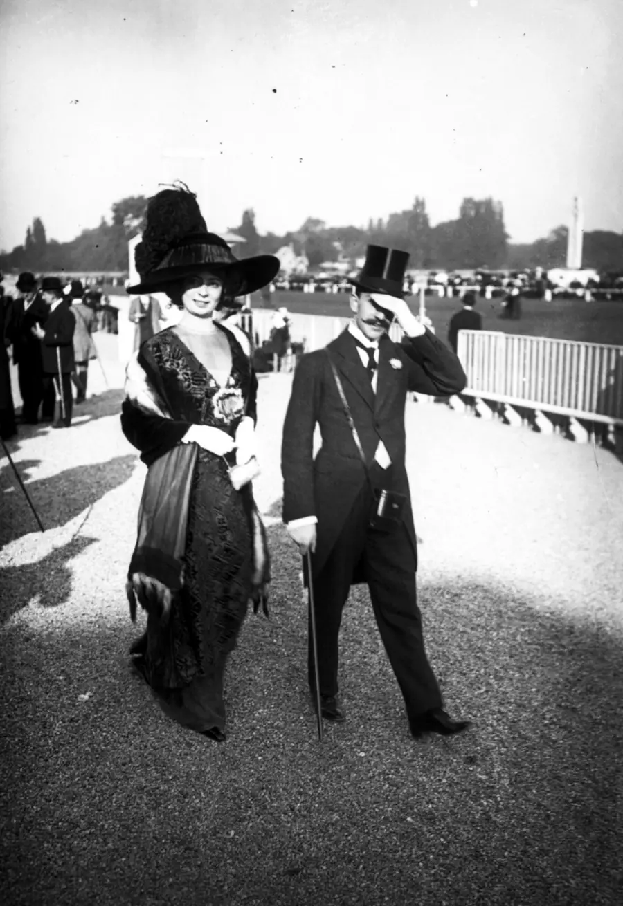 A couple in formal dress at the Longchamp races